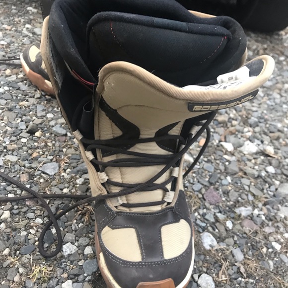 Snowboarding boots